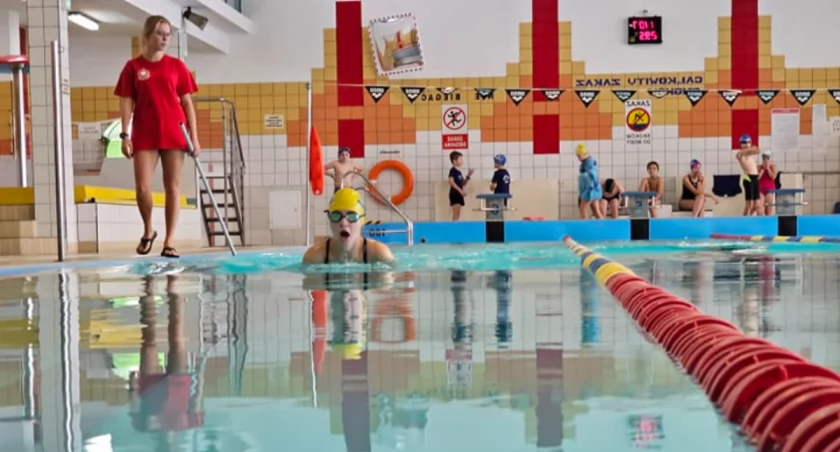 Zdjęcie z sobotnich zawodów pływackich (fot. KSSiR)