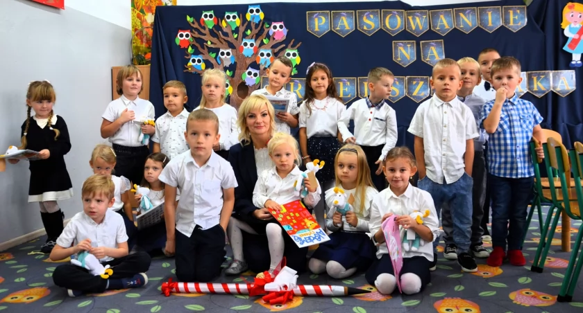 Zdjęcie uczniów klasy I PSP w Niekłaniu Wielkim z burmistrz Dorotą Lukomską