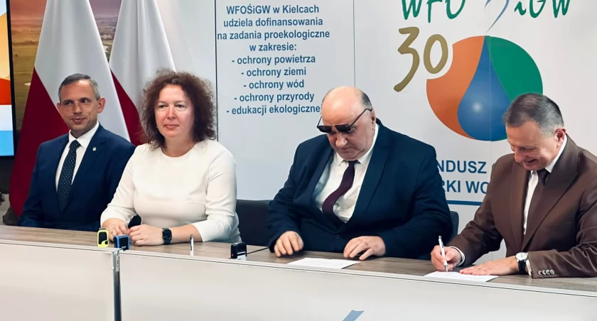 Zdjęcie z podpisania aneksu do porozumienia w Kielcach