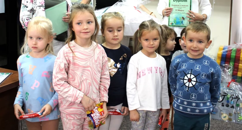 Zdjęcie części dzieci biorących udział w konkursie ekologicznym