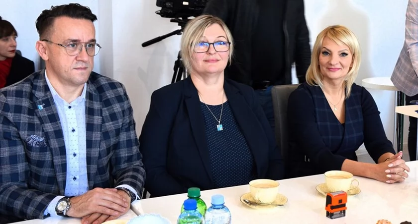 Zdjęcie przedstawicieli Gminy Stąporków - od prawej burmistrz Dorota Łukomska,  zastępca skarbnika Marlena Salata i przewodniczący RM Stąporków Jacek Kołodziej