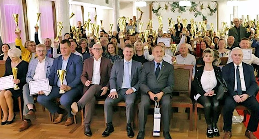 Zdjęcie: 120 pucharów wręczono superpiechurom. Fot. Starostwo Powiatowe Końskie