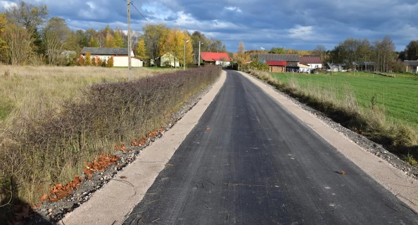 Zdjęcie wyremontowanego odcinka drogi w gminie Gowarczów