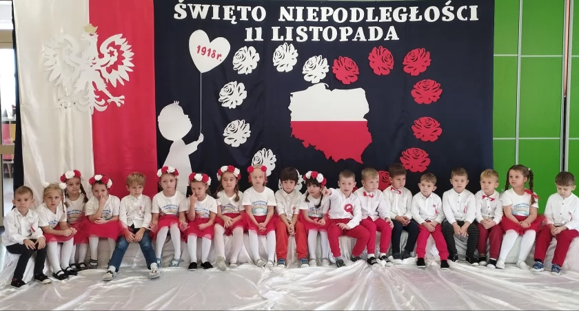 Zdjęcie dzieci z Przedszkola w Smykowie podczas uroczystości z okazji 105 rocznicy odzyskania przez Polskę niepodległości