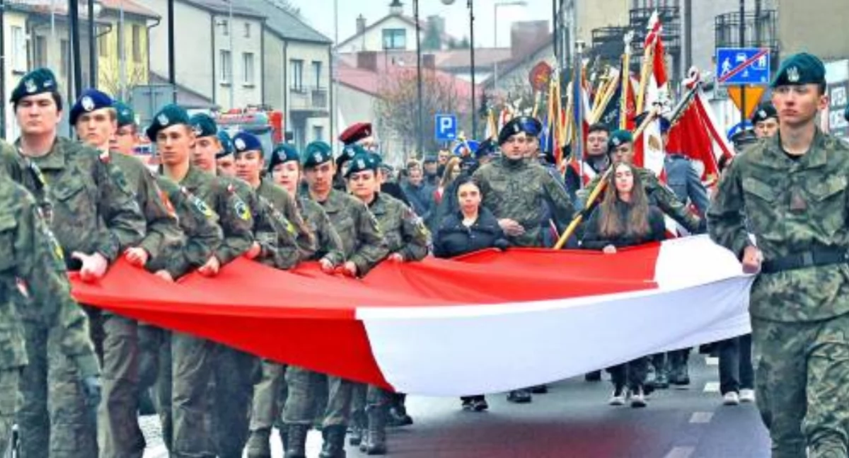 Na zdjęciu: Oddział JS niesie flagę o długości 20 m 
