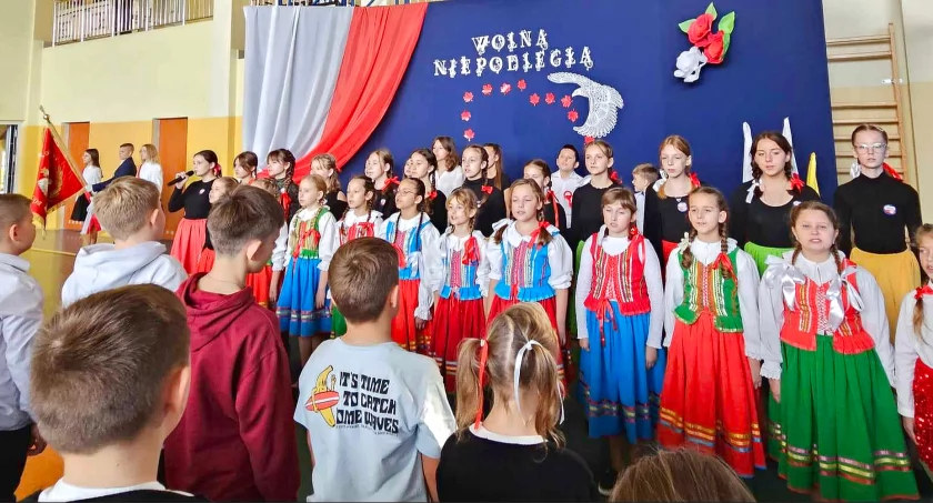 Zdjęcie uczniów SP w Królewcu śpiewających hymn Polski