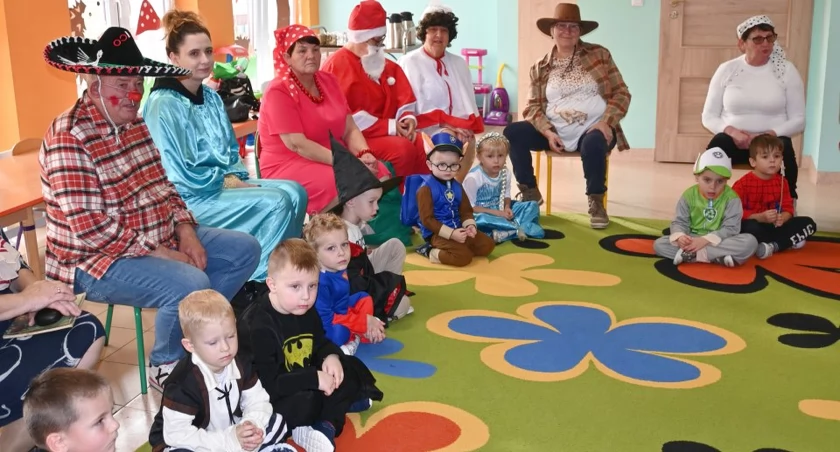 Zdjęcie senioró i dzieci z przedszkola w radoszycach
