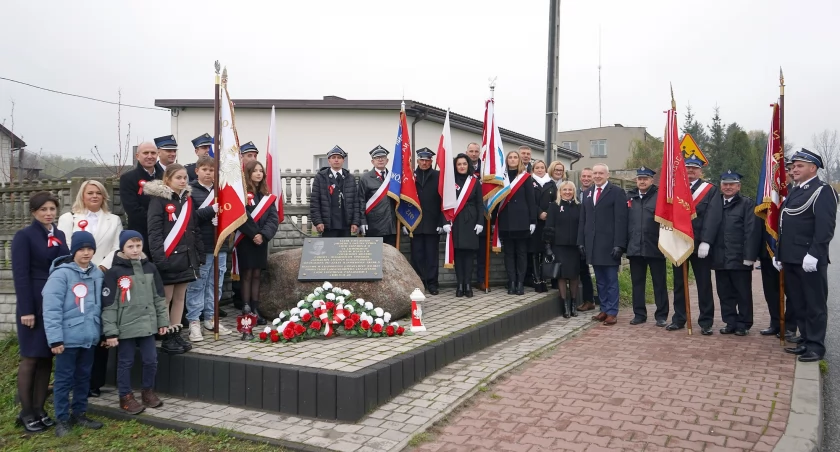 Zdjęcie uczestników uroczystości przy tablicy Marszałka Józefa Piłsudskiego w Kamiennej Woli