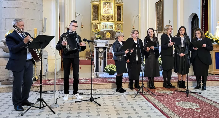 Zdjęcie zespołu Smykowia podczas występu w kościele w Miedzierzy