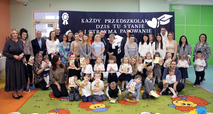 Zdjęcie przedszkolaków z rodzicami i zaproszonymi goścmi