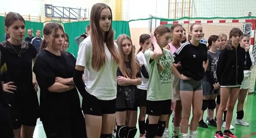 Zdjęcie uczestniczek turnieju siatkówki w kategorii szkół podstawowych