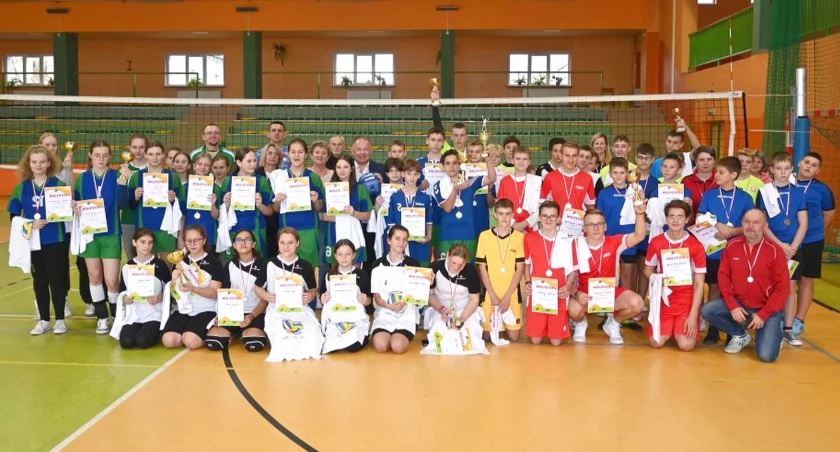 Zdjęcie uczestników turnieju siatkówki w Radoszycach