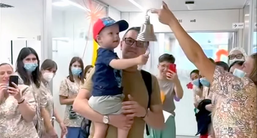 Zdjęcie Bruna Słowińskiego, jego rodziców i personelu kliniki w Barcelonie