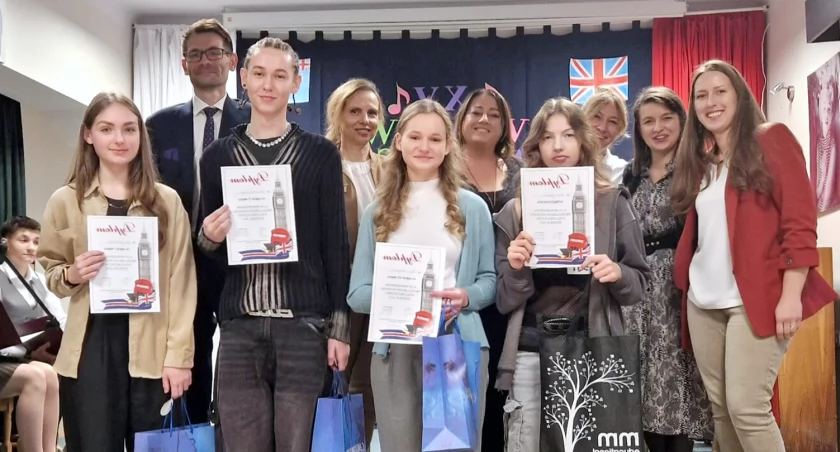 Zdjęcie laureatów konkursu z organizatorami, Jury i nagrodami 