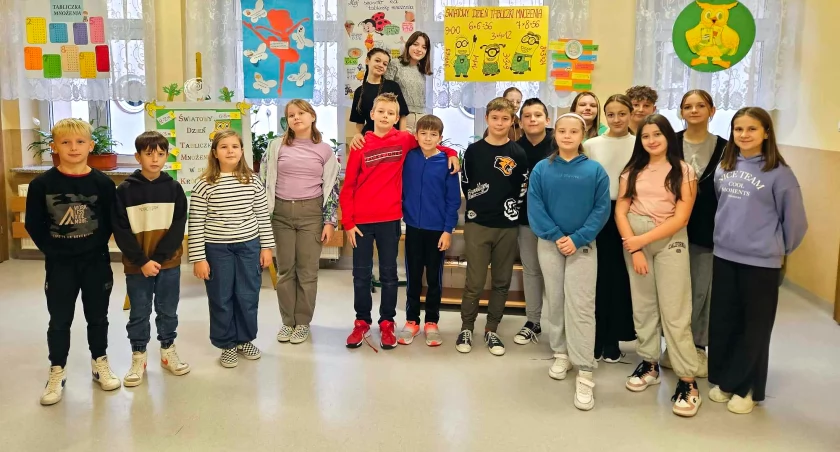 Zdjęcie uczestników XIII Światowego Dnia Tabliczki Mnożenia w szkole w Królewcu