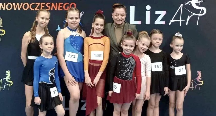 Zdjęcie tancerek z Fit and Dance Stąporków z trenerką Małgorzatą Józefiak na zawodach w Łasku