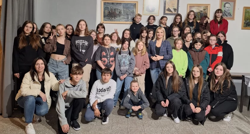 Zdjęcie wolontariuszy Akademii z burmistrz Stąporkowa Dorotą Łukomską