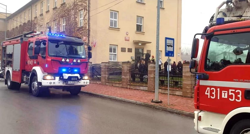 Zdjęcie wozów strażackich przed I LO w Końskich