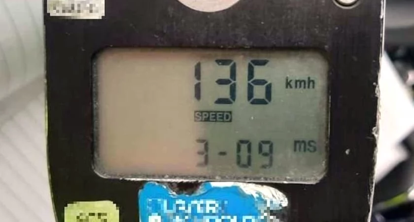 Zdjęcie miernika prędkości, który wskazuje 136 km/h