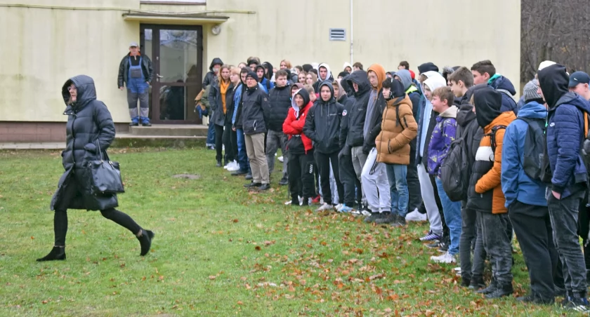 Zdjęcie uczniów podczas ewakuacji przed budynek szkoły