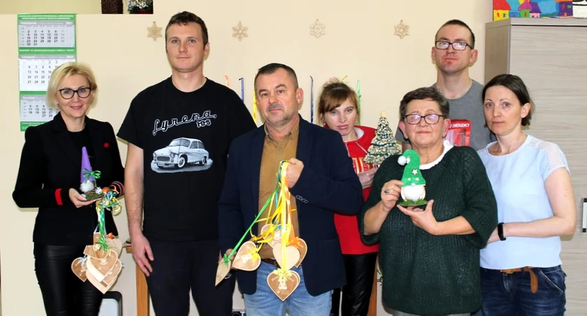 Zdjęcie delegacji WTZ z prezentami dla dzieci w koneckim szpitalu i dyrektor Anną Gil (pierwsza z lewej)