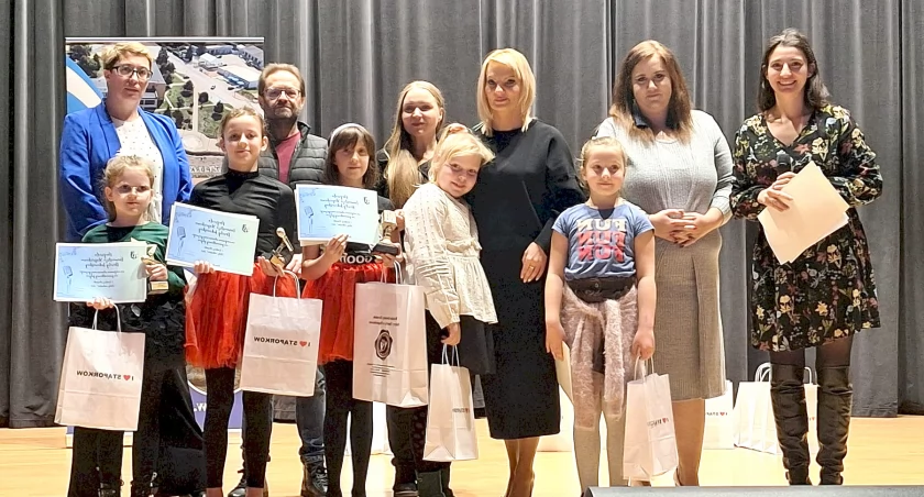 Zdjęcie najmłodszych laureatów konkursu z Jury i organizatorami