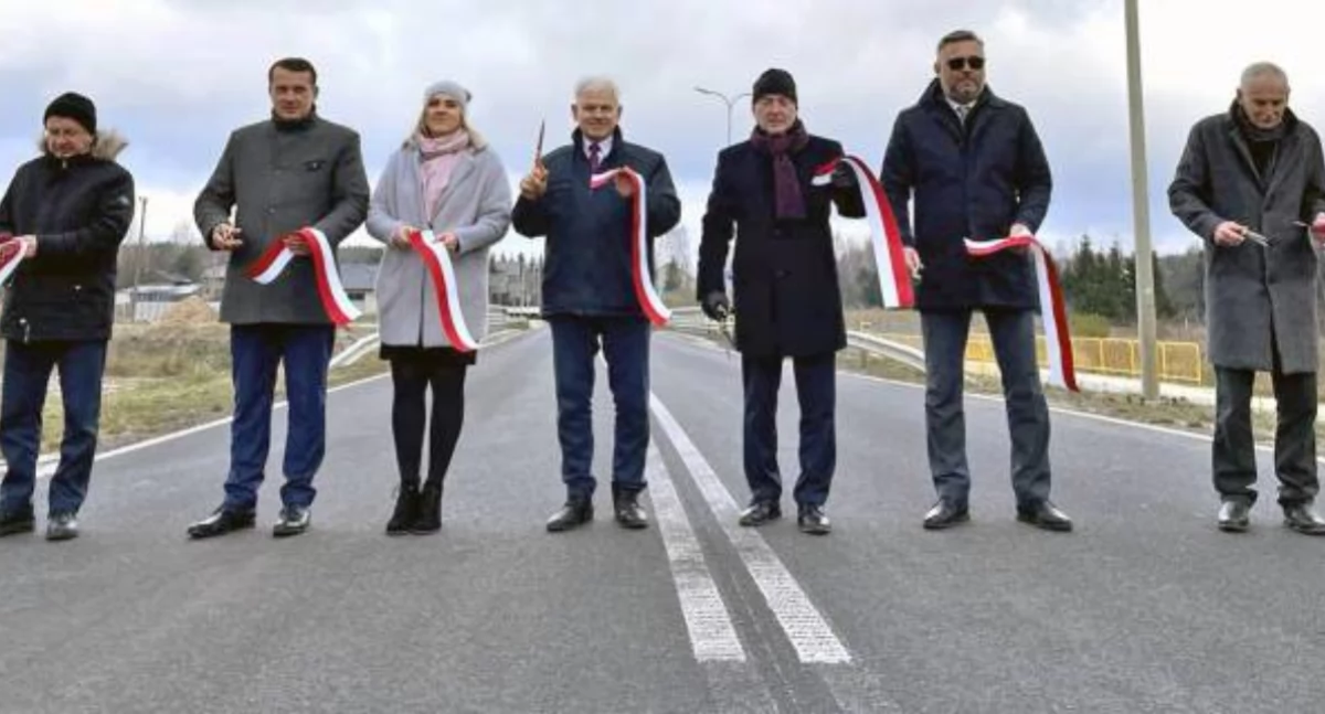Na zdjęciu od lewej: Mirosław Szczukiewicz - prezes firmy FART sp. z o. o. wykonawca robót, Grzegorz Pakuła - zastępca burmistrza Radoszyc, Paulina Pakuła – pracownik UM Radoszyce, Jerzy Wrona – dyrektor Świętokrzyskiego Zarządu Dróg Wojewódzkich, Andrzej Bętkowski – marszałek województwa, Tomasz Jamka – członek zarządu województwa, Robert Nowak – przewodniczący rady miasta w Radoszycach.