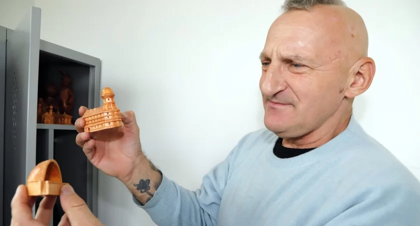 Zdjęcie Dariusza Skrzyneckiego ze swoimi miniaturowymi dziełami