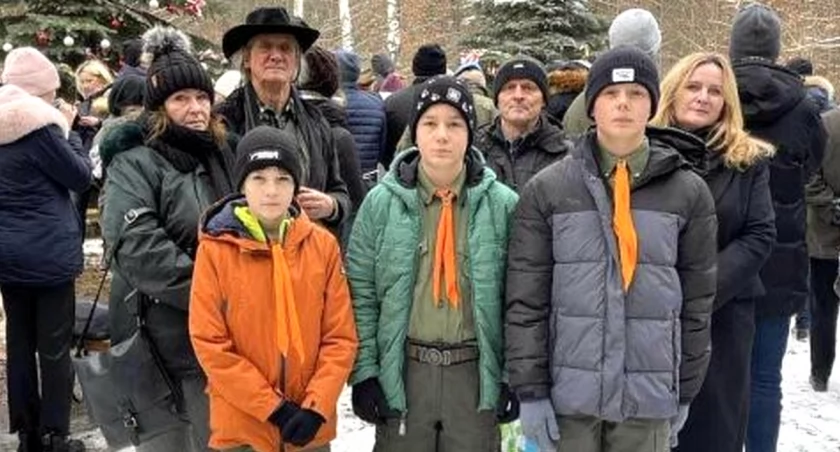 Zdjęcie delegacji SP w Miedzierzy na Hubalowej Wigilii na Bielawach