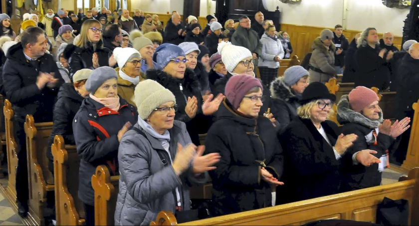 Zdjęcie parafian oklaskujących występ chóru Dzwon