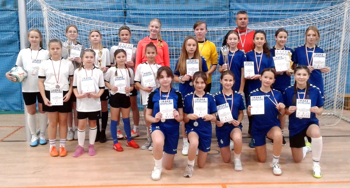 Zdjęcie drużyn PSP Fałków i SP Królewiec z trofeami finału Świętokrzyskich Igrzysk Dzieci w Mini-Piłce Nożnej Dziewcząt