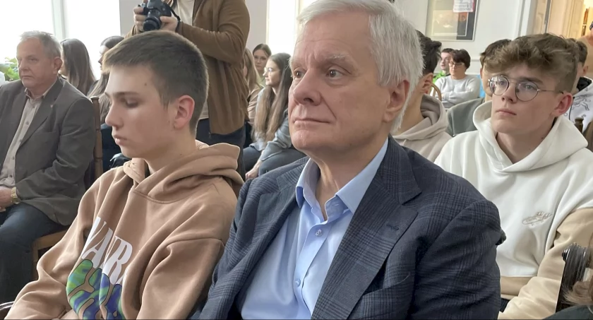 Zdjęcie ze spotkania w Bibliotece Miejskiej w Końskich w dekadę po śmierci Cezarego Chlebowskiego