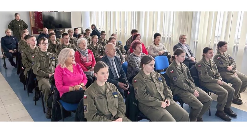 Zdjęcie uczestników debaty w sali narad Komendy Powiatowej Policji w Końskich