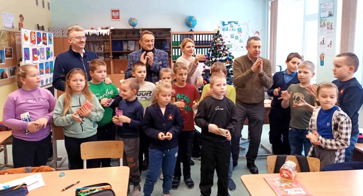 Pamiątkowe zdjęcie ze spotkania starostów z dziećmi z Polskiej Szkoły im. Jana Śniadeckiego