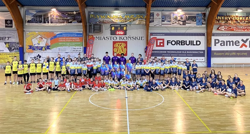 Pamiątkowe zdjęcie z Treningu z Mistrzem w hali sportowej w Końskich -15 grudnia 2023 r.