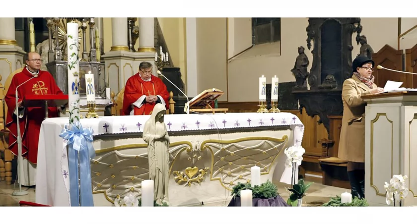 Zdjęcie sprawujących Mszę Świętą za Ojczyznę ks. Jacka Wieczorka i ks. Eugeniusza Tyburcego oraz czytającej modlitwę Heleny Obara