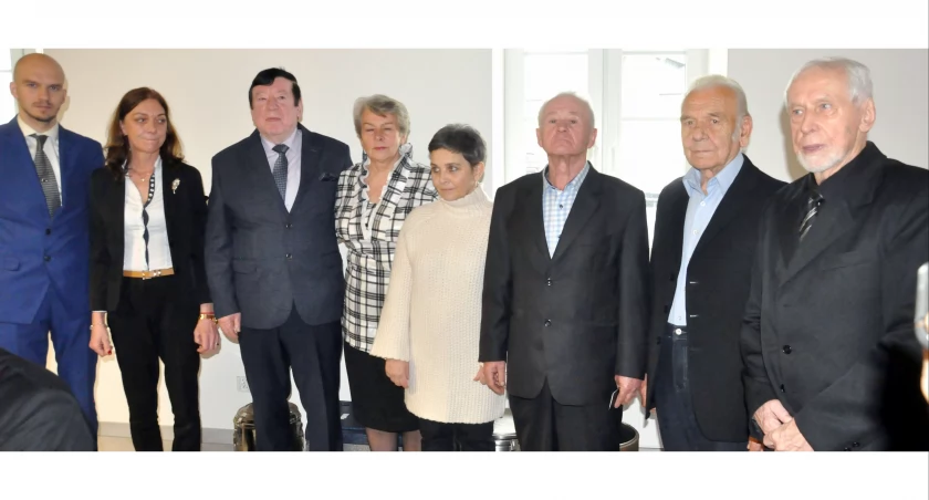 Zdjęcie nowo przyjętych członków koneckiego Koła Światowego Związku Żołnierzy Armii Krajowej z władzami Koła i Okręgu