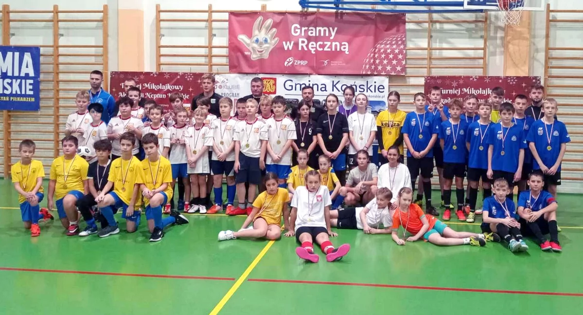 Pamiątkowe zdjęcie młodzików uczestniczących w Turnieju Mikołajkowym Akademii Neptuna Końskie