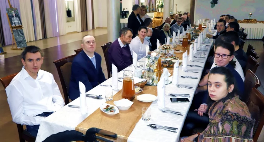 Zdjęcie popdopiecznych PŚDS w Stąporkowie podczas uroczystości 20-lecia placówki w koneckiej Astorii