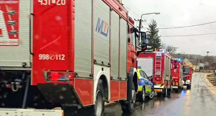 Zdjęcie samochodów strażackich przed posesją w Świerczowie, gdzie wydarzyła się tragedia