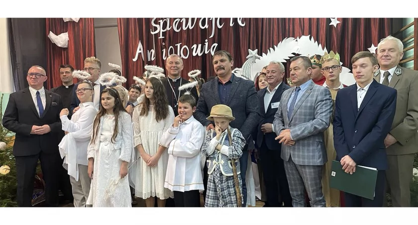 Pamiątkowe zdjęcie z jasełek w SOSW w Baryczy