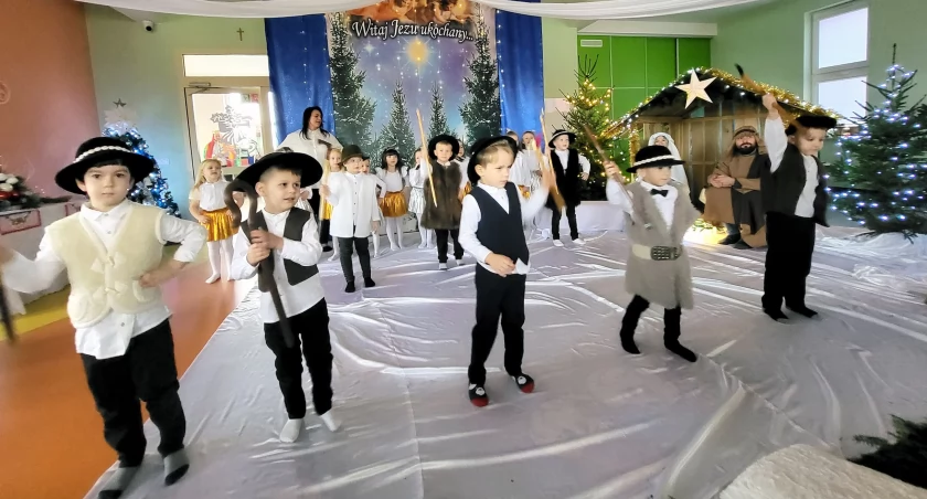 Zdjęcie dzieci z Przedszkola w Smykowie podczas występu w jasełkach bożonarodzeniowych