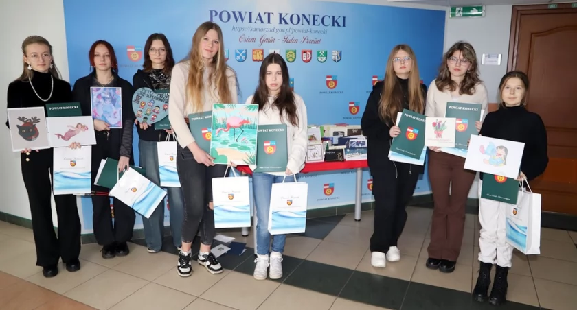 Zdjęcie uczestniczek konkursu plastycznego pt. Świat wokół dziecka