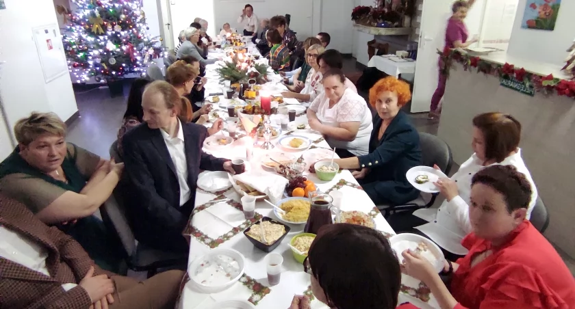 Zdjęcie uczestników wieczoru wigilijnego w Hospicjum w Rudzie Białaczowskiej