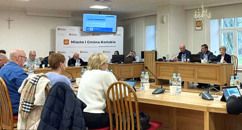 Zdjęcie radnych miasta i gminy Końskie podczas ostatniej sesji