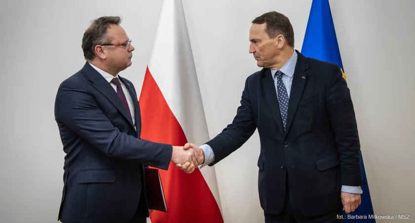 Radosław Sikorski, wręczył Andrzejowi Szejnie akt powołania na sekretarza stanu w Ministerstwie Spraw Zagranicznych 