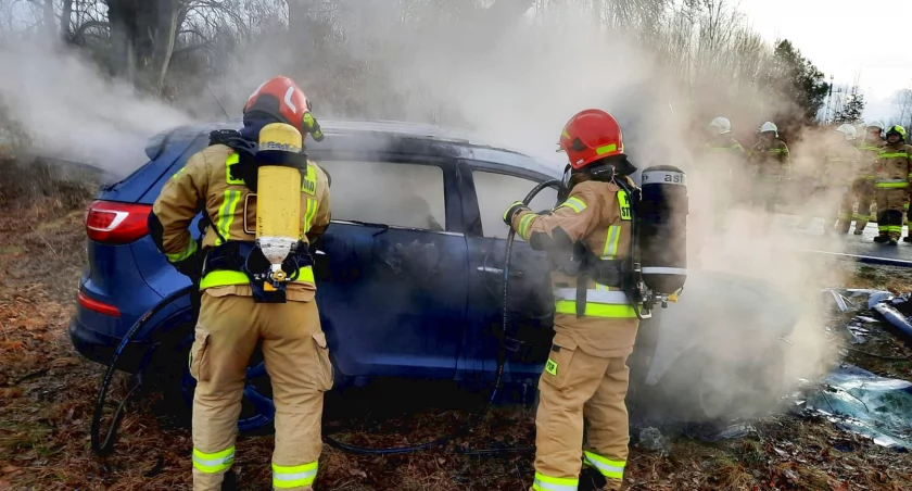Zdjęcie strażaków gaszących płonące auto