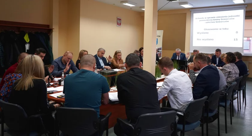 Zdjęcie radnych gminy Gowarczów głosujących nad zniesieniem sołectwa Gowarczów