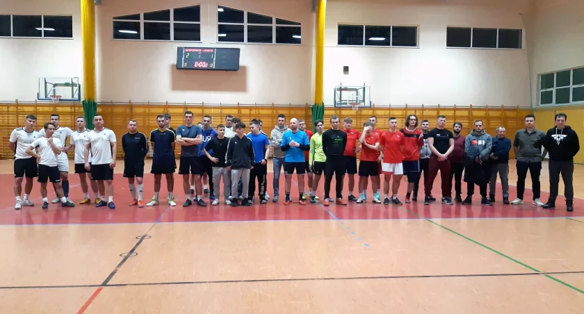 Zdjęcie uczestników VI Świątecznego Turnieju Piłki Nożnej w Fałkowie