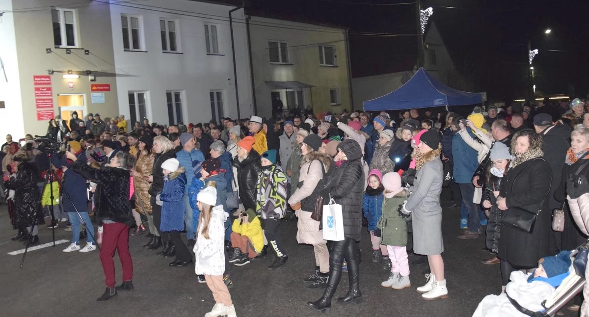 Zdjęcie mieszkańców Gowarczowa podczas uroczystości nadania praw miejskich